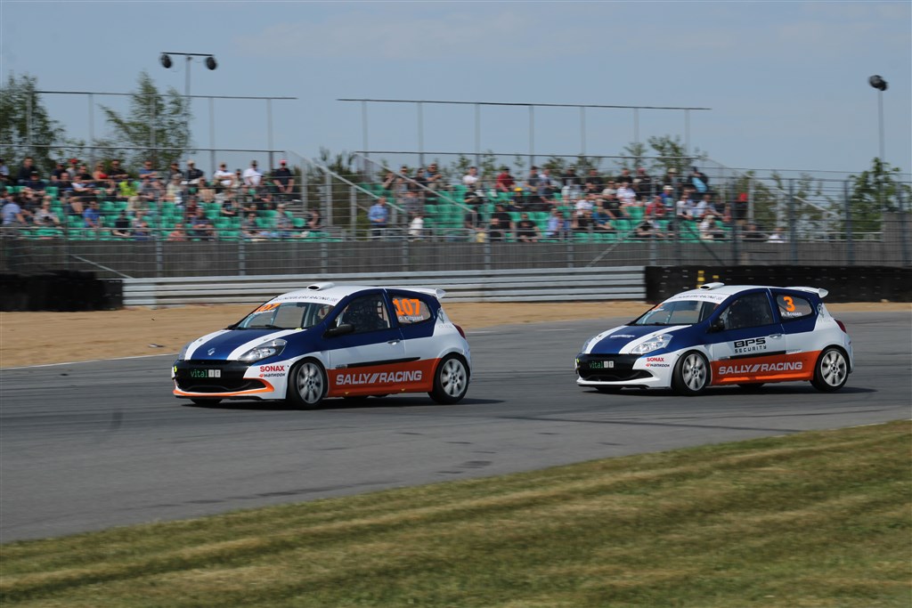 Ole Klitgaard (107) og Mark Bossen (3) kæmper hårdt og indædt med hinanden, om ikke blot point til Hankook SuperCup 200 mesterskabet, men også den interne håneret hos Sally Racing.
(Foto: JJ Media)